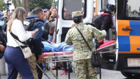 ¿Irresponsabilidad 16 alumnos se desmayan por bajas temperaturas durante acto cívico del Día de la Bandera .jpg