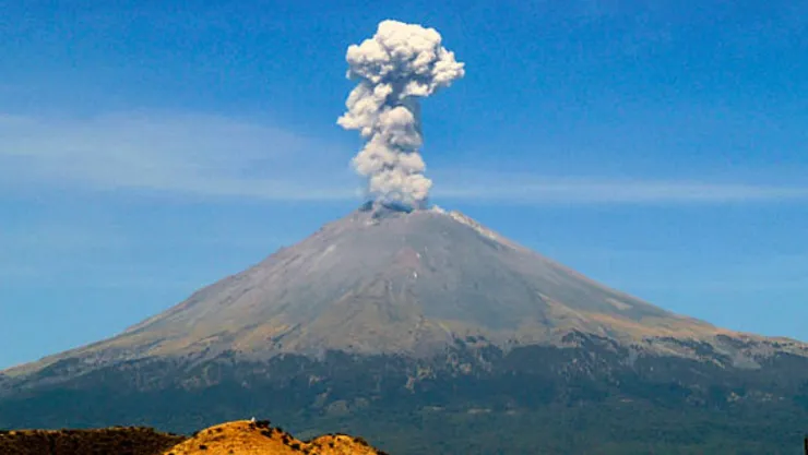 VIDEO: Captan intensa actividad del volcán Popocatépetl hoy; así emitió ceniza