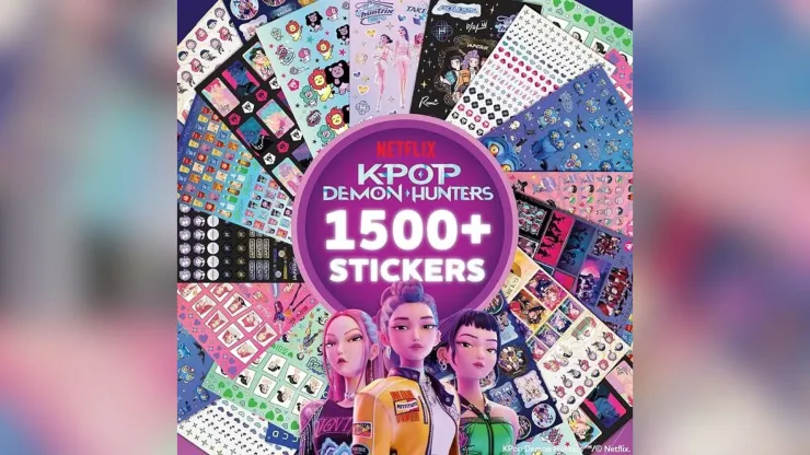 Libro con más de 1500 stickers de KPop Demon Hunters