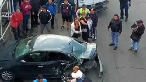 Un accidente vehicular en la Calzada Ignacio Zaragoza a la altura del Metro Tepalcates dejó un saldo de un muerto y dos lesionados
