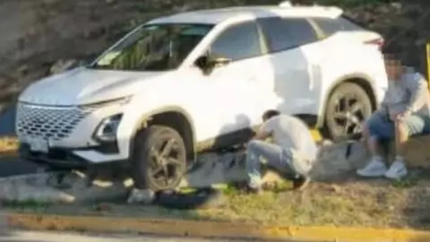 Auto queda ATORADO en desnivel de estacionamiento de Mérida; así fue el momento