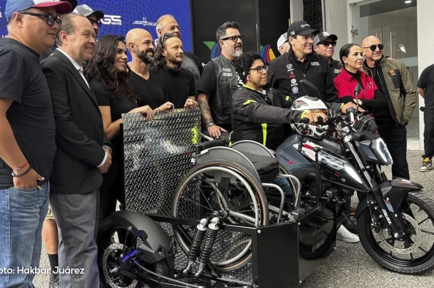 Grupo Salinas hace entrega de la moto a