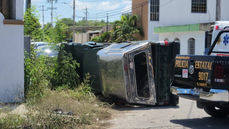 Tres personas resultan LESIONADAS tras volcadura de camioneta en San Pedro Uxmal