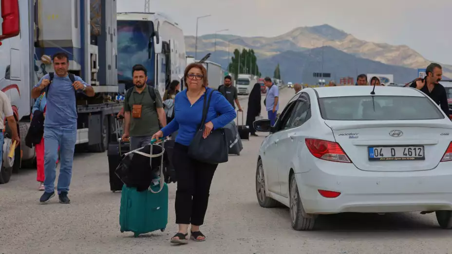 Iraníes llegan a un cruce fronterizo en Gurbulak, Turquía.
