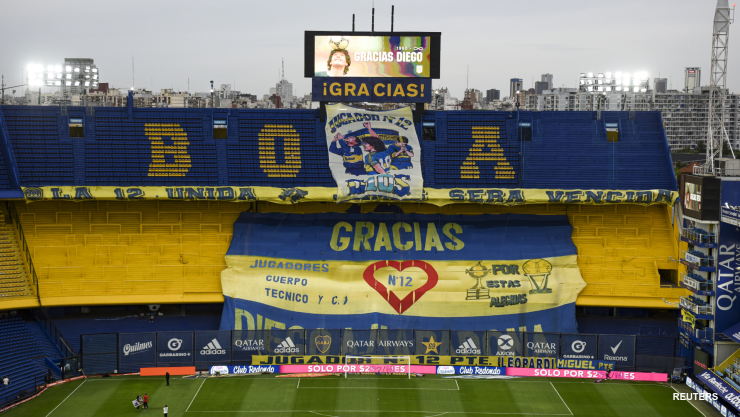 bandera gigante sobre una tribuna  con la imagen de Maradona