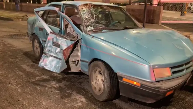 CDMX: Tráiler choca contra auto sobre Avenida Vallejo y lo destroza con tres personas dentro