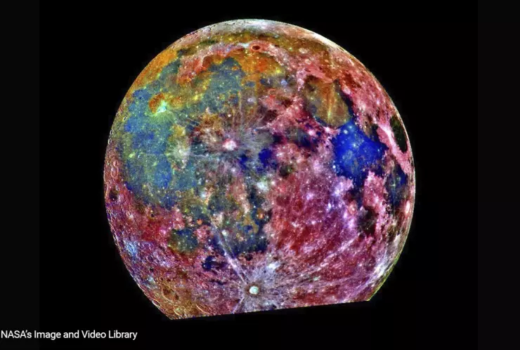 La Luna en colores, recalcando sus relieves