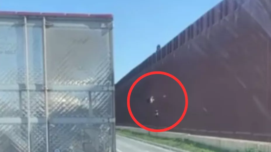 mujeres intentan cruzar muro fronterizo.jpg