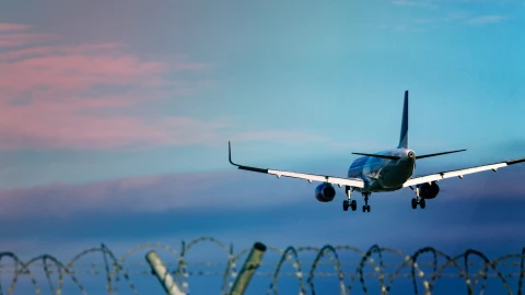 Un avión sobrevuela por la frontera de Estados Unidos