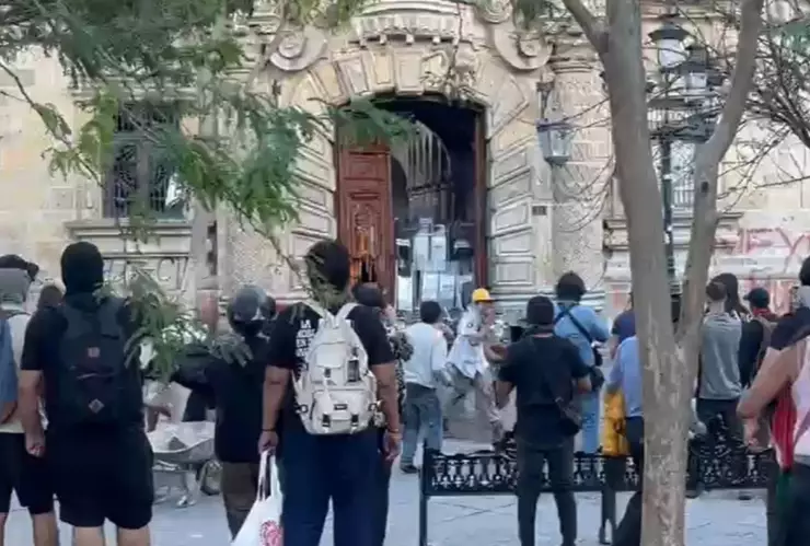 Detienen a 44 personas tras manifestaciones en el Centro de Guadalajara; ¿de qué se les acusa