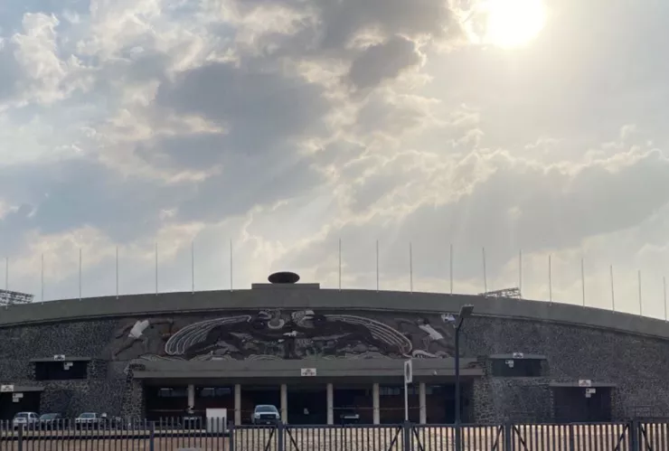 Estadio Olímpico Universitario con el fuerte rayo del sol de fondo