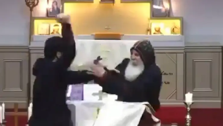 Joven apuñala a obispo dentro de una iglesia; videos.jpg