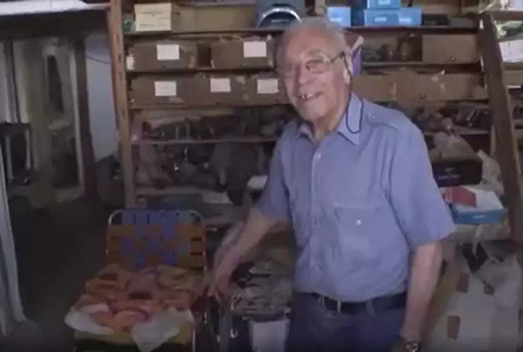 Hombre veía el mundial en la calle y le regalan una televisión