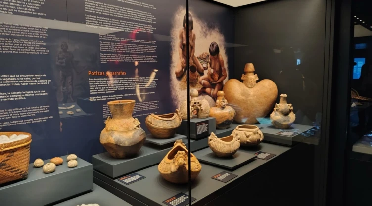 Fragmentos taínos de barro y piedra en la Casa del Cordón reviven una cultura ancestral que sigue latente en el Caribe moderno.