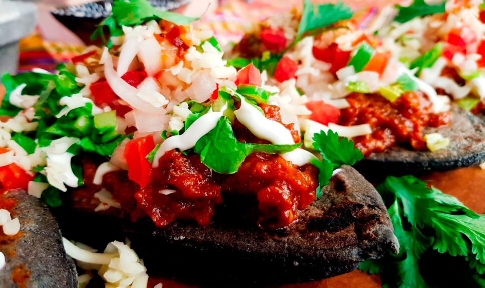Tlacoyos de haba y requesón con chicharrón prensado
