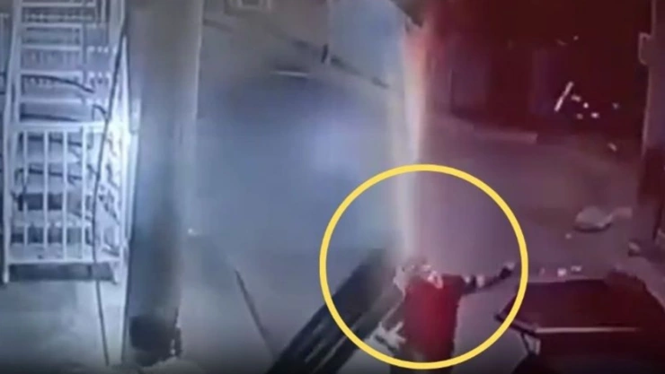 Lámina sale volando del techo y casi decapita a una persona en Colombia