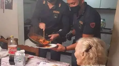 policias preparan cena.jpg