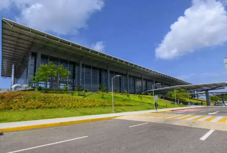 Aeropuerto de Acapulco reanuda operaciones tras paso de huracán Otis