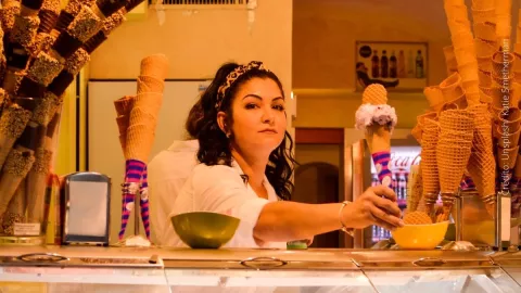 La despiden del trabajo por no querer compartir propina de 100 mil pesos.