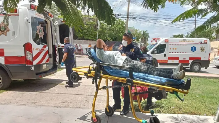 Estudiante sufre una convulsión en una escuela de Mérida; los paramédicos la atendieron