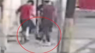 Cae menor y cómplice tras violento robo de tenis en Monterrey; amenazan a víctima con navajas. En la imagen se observa cómo un joven es alasaltado por dos delincuentes.