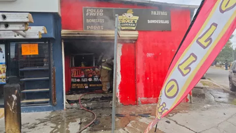 Torreón Se incendia negocio de pollos; hay una mujer lesionada.jpg