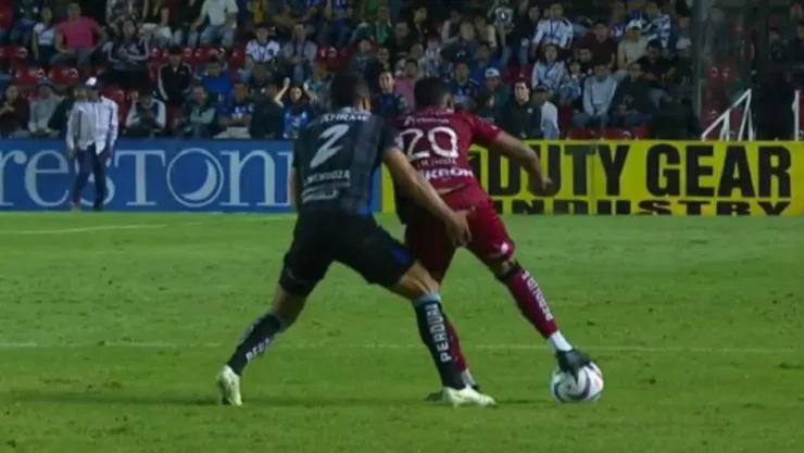 Omar Mendoza le mete el dedo a Juan Zapata