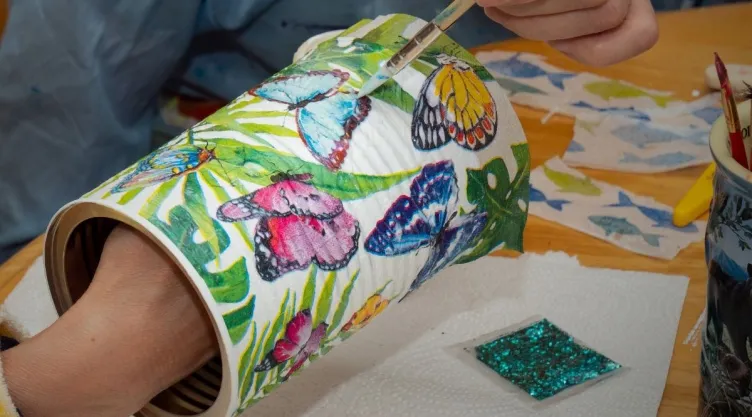 Ideas DIY Cómo decorar macetas con técnica de decoupage para tu balcón.jpg