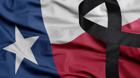 Lazo negro de luto sobre bandera de Texas
