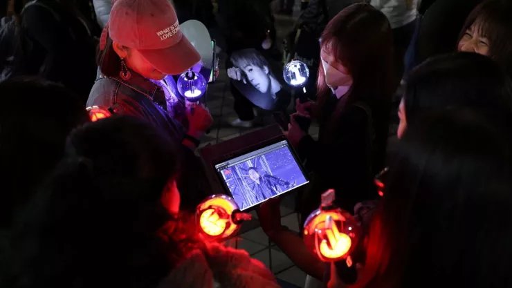 Fans de BTS en México disfrutan concierto en El Paso, Texas con telescopios y binoculares