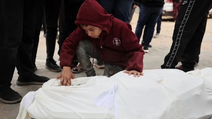 Un niño reacciona durante el funeral de los palestinos que, según los médicos, murieron en los ataques israelíes el jueves en el Hospital Al-Shifa, en la ciudad de Gaza , el 22 de enero de 2026.