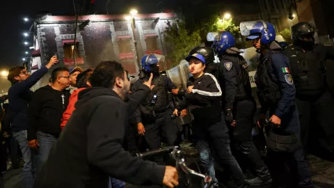 Manifestantes intentan entrar a sede alterna del Senado