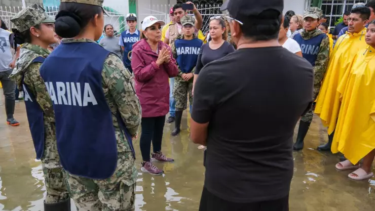 Mara Lezama recorre la colonia Fidel Velázquez, una de las más afectadas en Chetumal