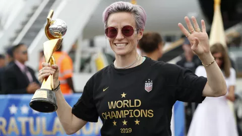 Megan Rapinoe, de la selección de Estados Unidos, sostiene el trofeo a la mejor jugadora del Mundial, tras su regreso a Newark, Nueva Jersey, el lunes 8 de julio de 2019. Imagen: AP