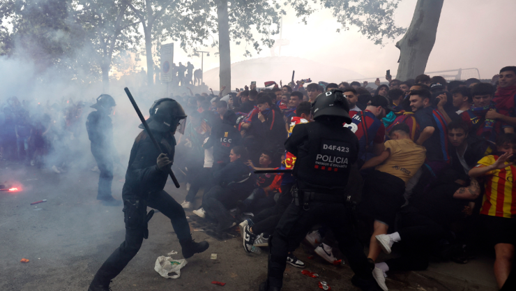 Aficionados del Barcelona contenidos por la policia