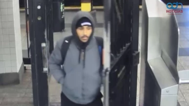  Adolescente prende fuego a hombre sin hogar en el metro de Manhattan 