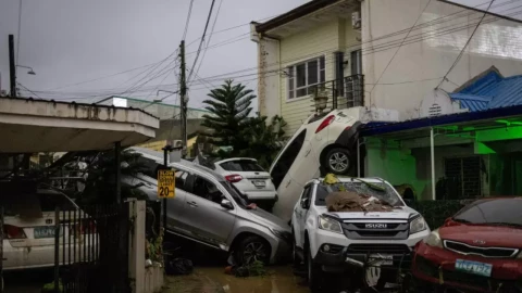 Devastación total: Tifón Kalmaegi deja al menos 26 muertos y autos arrastrados en Filipinas