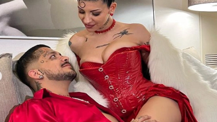 regala Nodal a Cazzu