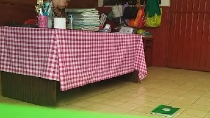 VIDEO: Despiden a maestra que avienta los cuadernos de los niños al suelo