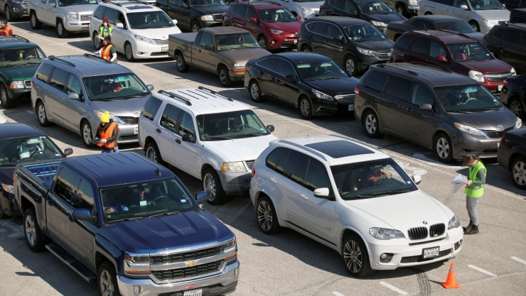 Filas de autos en un estacionamiento de Austin, Texas