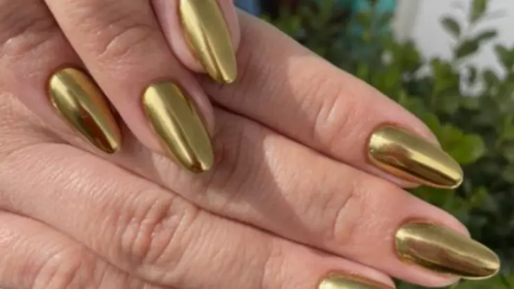 Dise&ntilde;os de u&ntilde;as con el efecto espejo dorado
