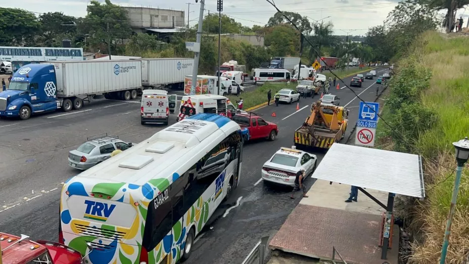 Pipa, tráiler, autobús y vehículos particulares colisionaron en un tramo de alta incidencia en Veracruz