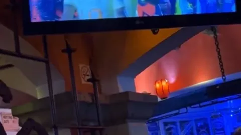 Ibai Llanos viendo Cruz Azul vs América por la señal de Azteca 7