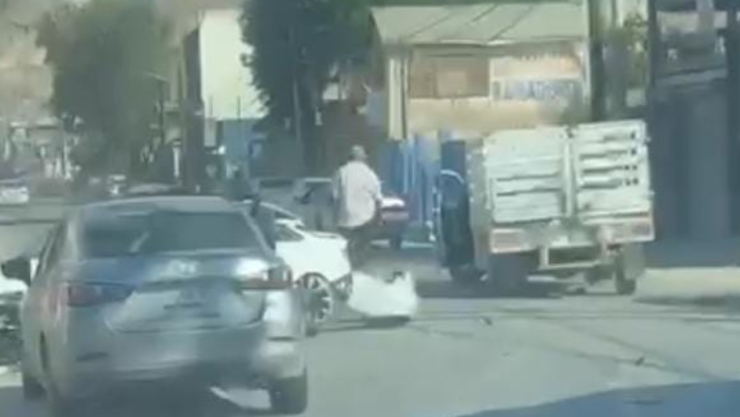 Chocan fuertemente dos vehículos por el Murúa en Tijuana