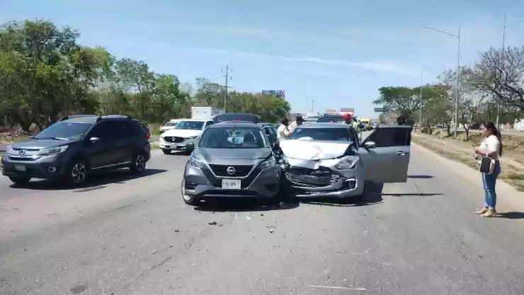 AL MOMENTO_ Importantes DAÑOS por un fuerte accidente en el periférico de Mérida hoy, martes 13 de mayo de 2025