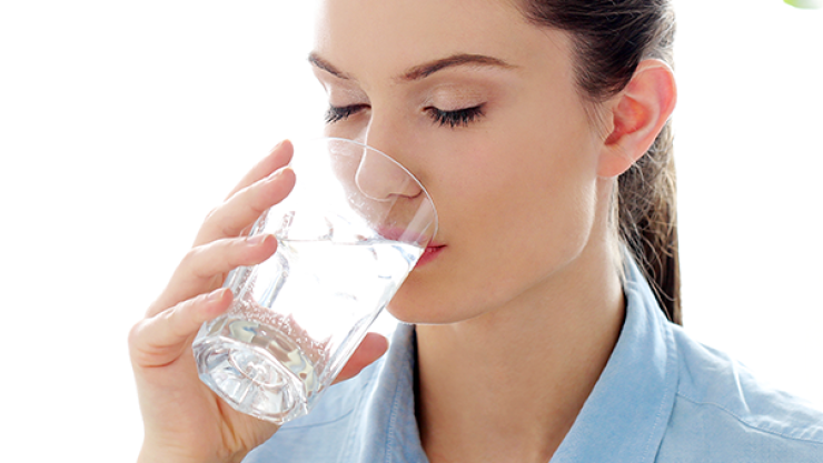 Beber 2 litros de agua diarios acelera el metabolismo/ Foto: Especial