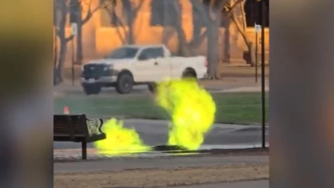 Estudiantes captan video del momento en que llamas de color verde emergían de una alcantarilla en Texas