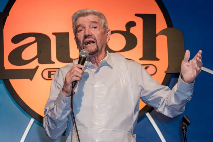 Muere Tom Dreesen, leyenda de la comedia estadounidense y telonero de Frank Sinatra, a los 86 años