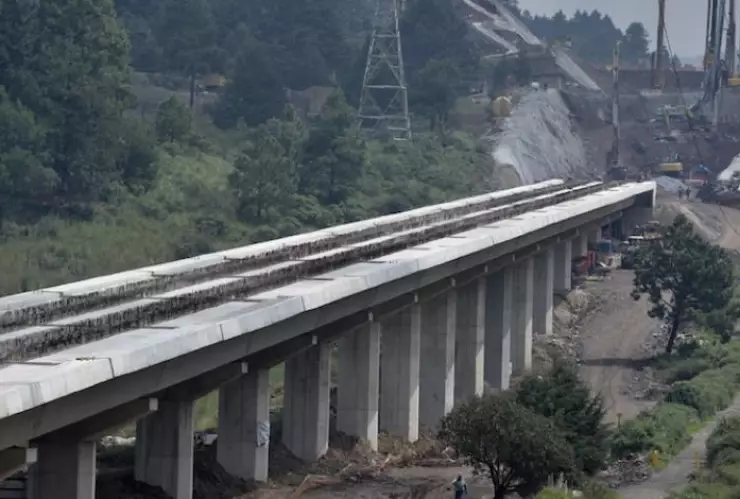 Los cierren en los dos carriles de carretera libre México-Toluca se realizarán entre las 22:00 y las 05:00 horas del día siguiente en dirección a la Ciudad de México debido a las obras del Tren Interurbano.