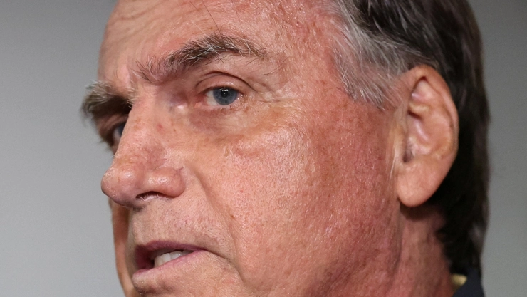 El expresidente Bolsonaro queda bajo arresto domiciliario. Moraes argumenta violación de restricciones judiciales.
